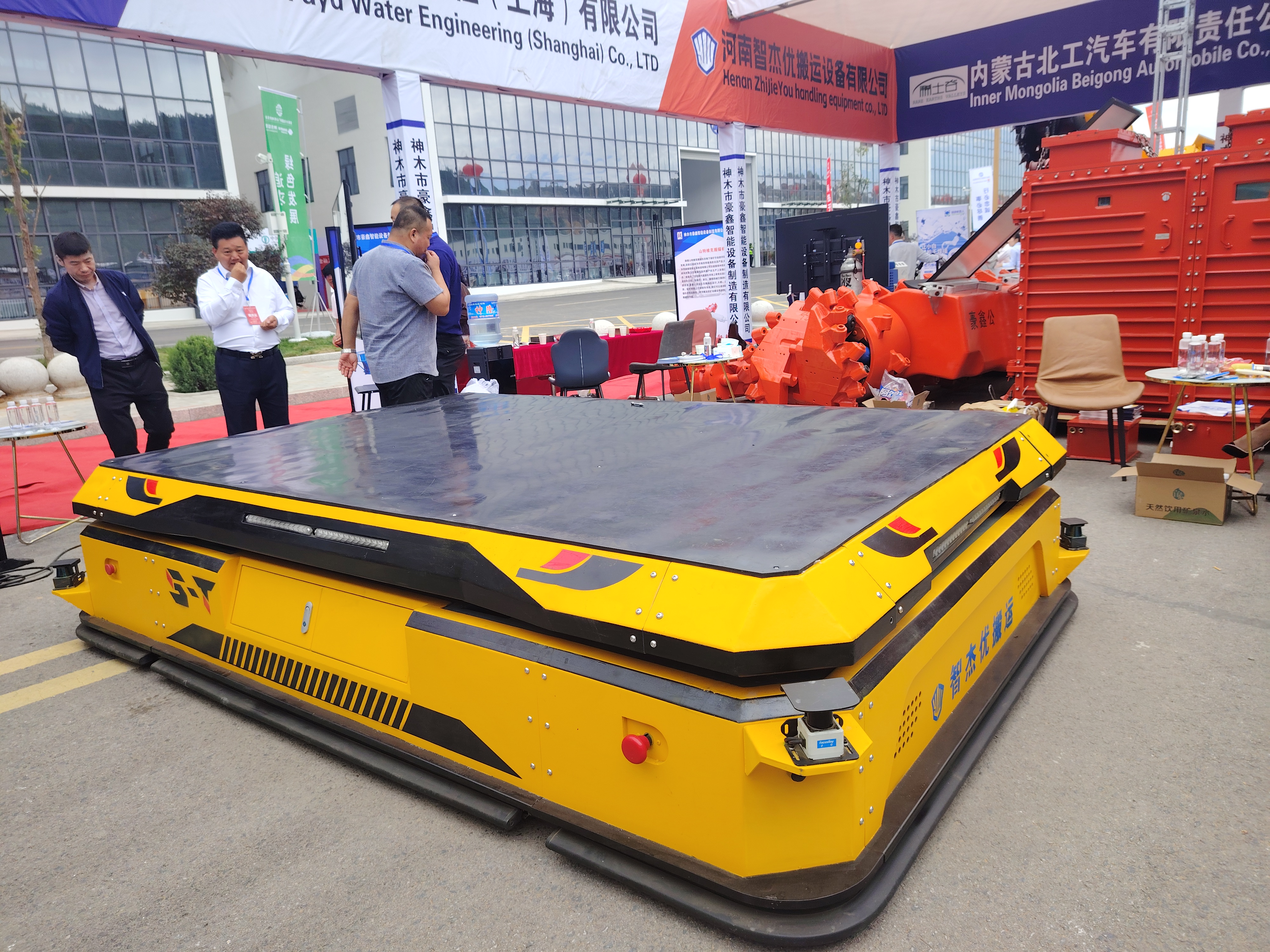 智杰優(yōu)重載AGV亮相大烏國際礦山機(jī)電博覽會 市***親臨觀摩